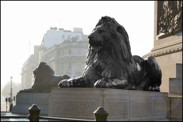 Lions_of_Trafalgar_Square_-_panoramio.jpg